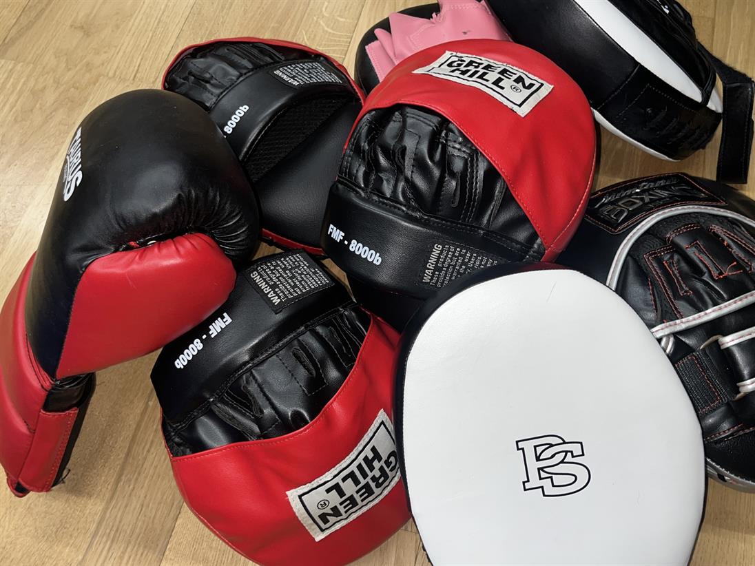 ein Foto von verschiedenen Box-Handschuhen in rot, schwarz und weiß